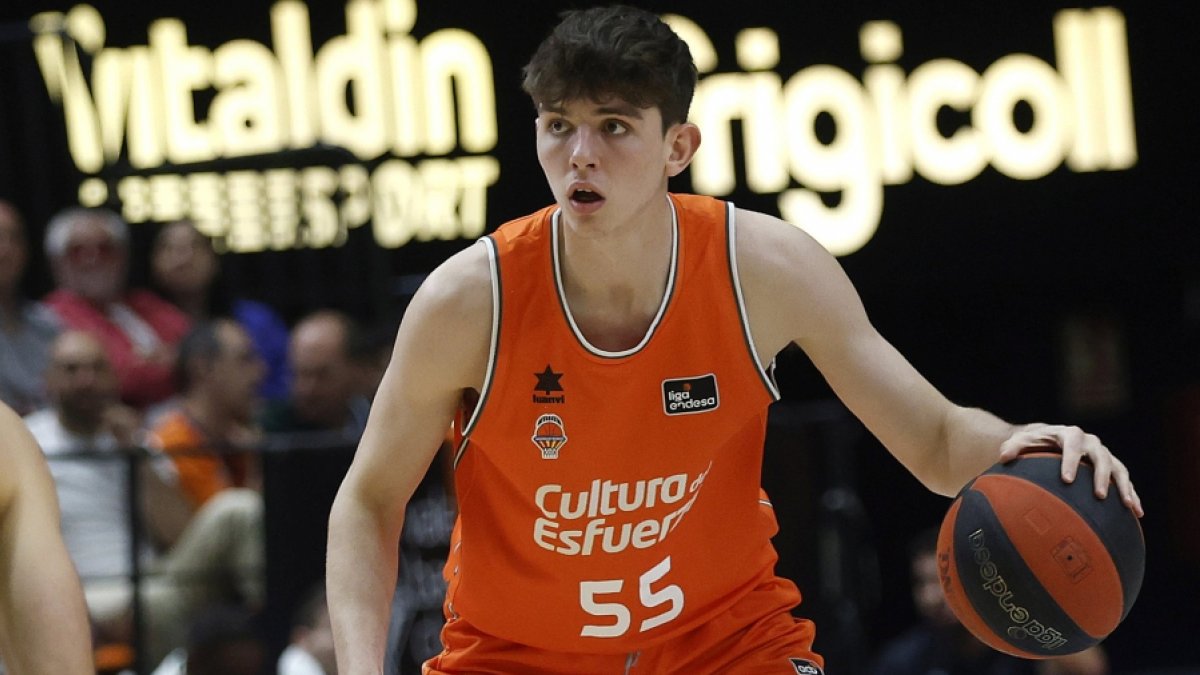 Sergio de Larrea Asenjo con la camiseta del Valencia Basket ACB