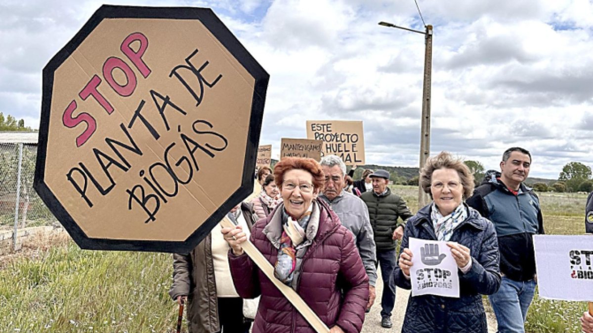 Contra la planta de biogás en el valle del tera. Varios centenares de vecinos claman contra la planta de biogás en Vega del Tera (Zamora), que ha suscitado la constitución de una asociación vecinal para emprender acciones legales contra la promotora y el ayuntamiento