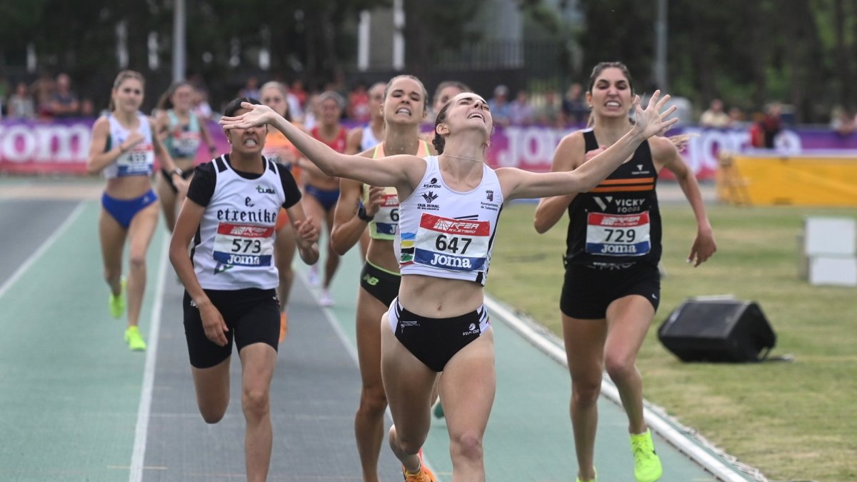 Ángela Viciosa, a la derecha, en la llegada de los 1.500 metros lisos en el sub23 de Burgos