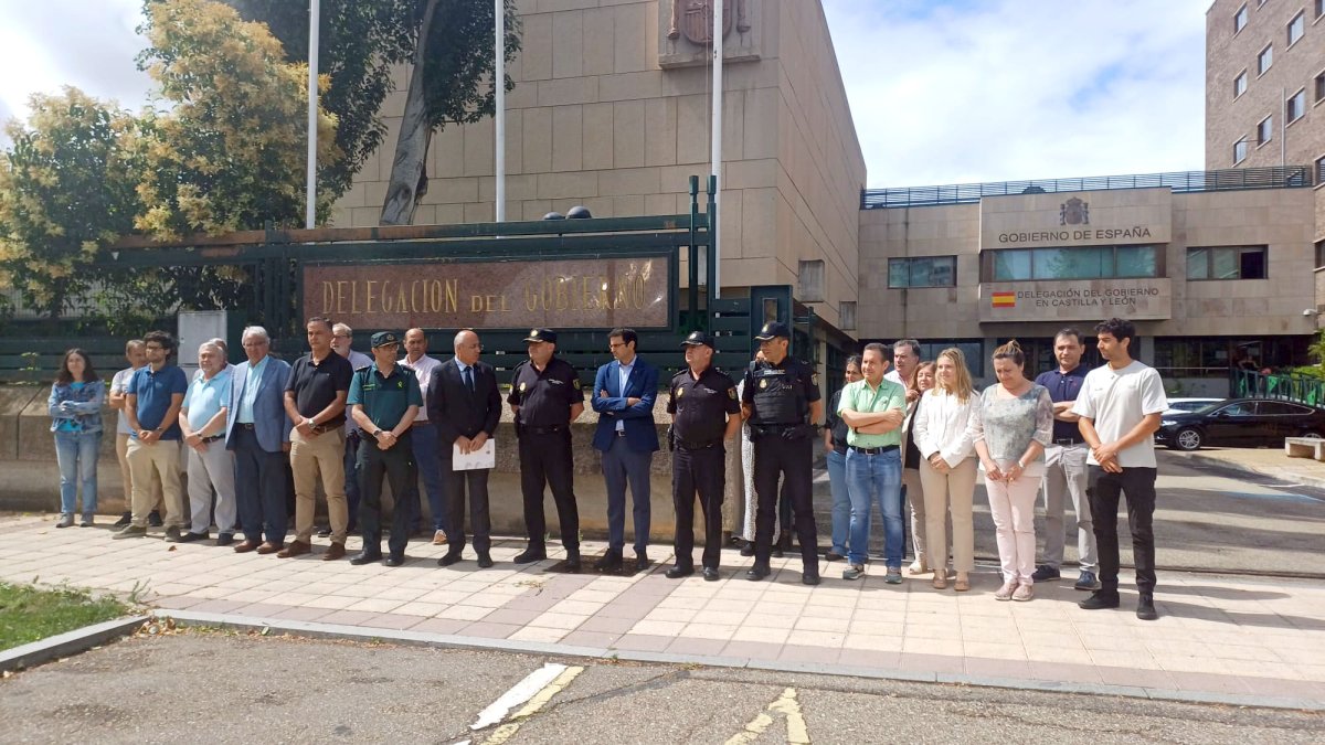 El subdelegado del Gobierno en Valladolid, Jacinto Canales, participa en un minuto de silencio por las últimas víctimas de violencia de género