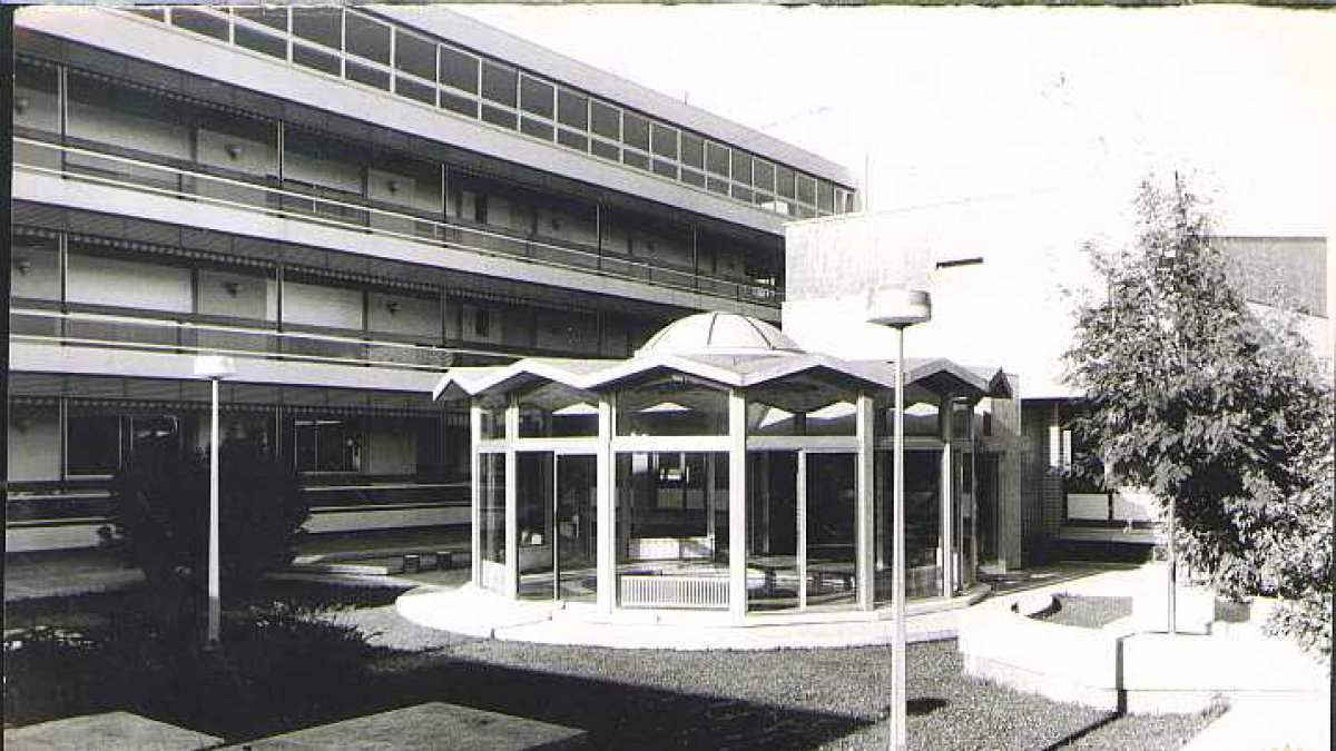 Vista exterior de la guardería 'Casa Cuna' en 1974