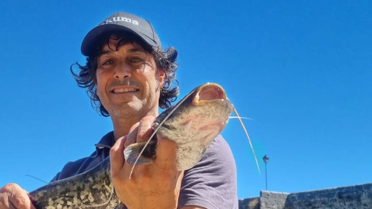 Un pescador con un siluro pescado en Simancas