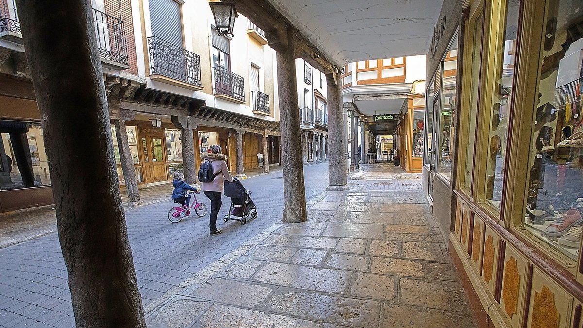 Calle comercial de Medina de Rioseco, donde el Ayuntamiento prevé colocar las taquillas inteligentes.