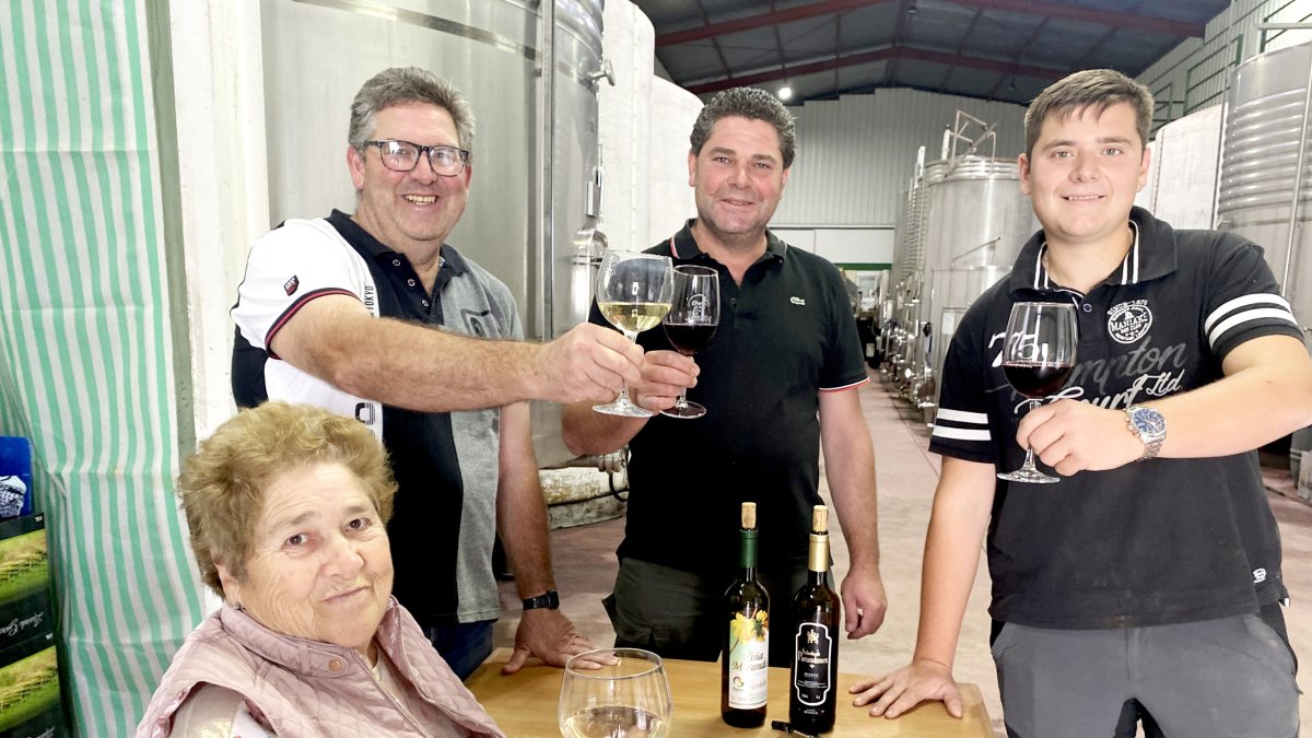 Mari Luz Miranda, junto a sus hijos Fernando y Roberto García y a su nieto Diego, en la bodega familiar