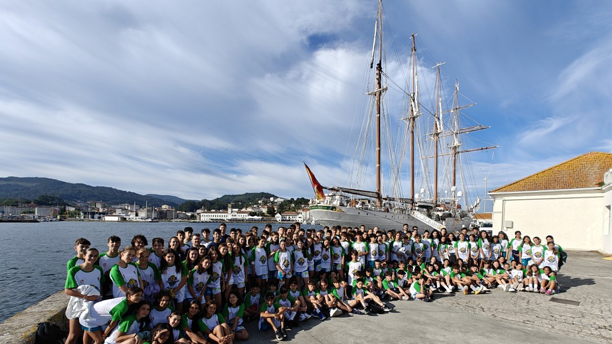 Foto de familia de los campistas en su visita al JuanSebastián Elcano.