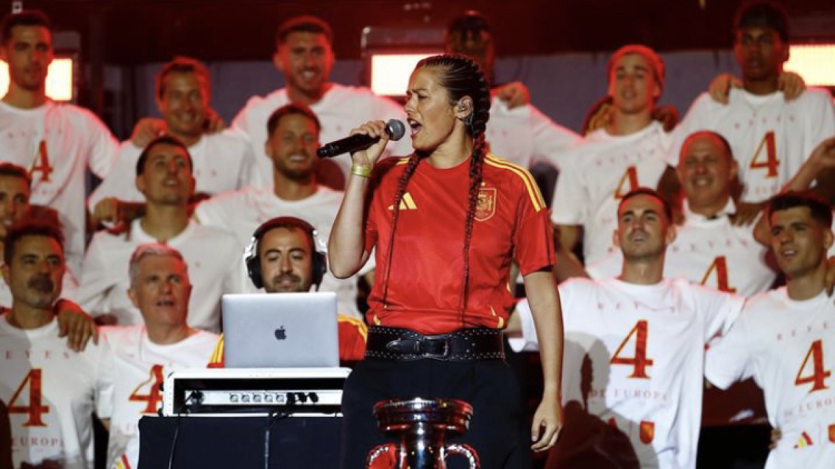 Isabel Aaiún durante su actuación en la Fiesta de la Eurocopa en Madrid