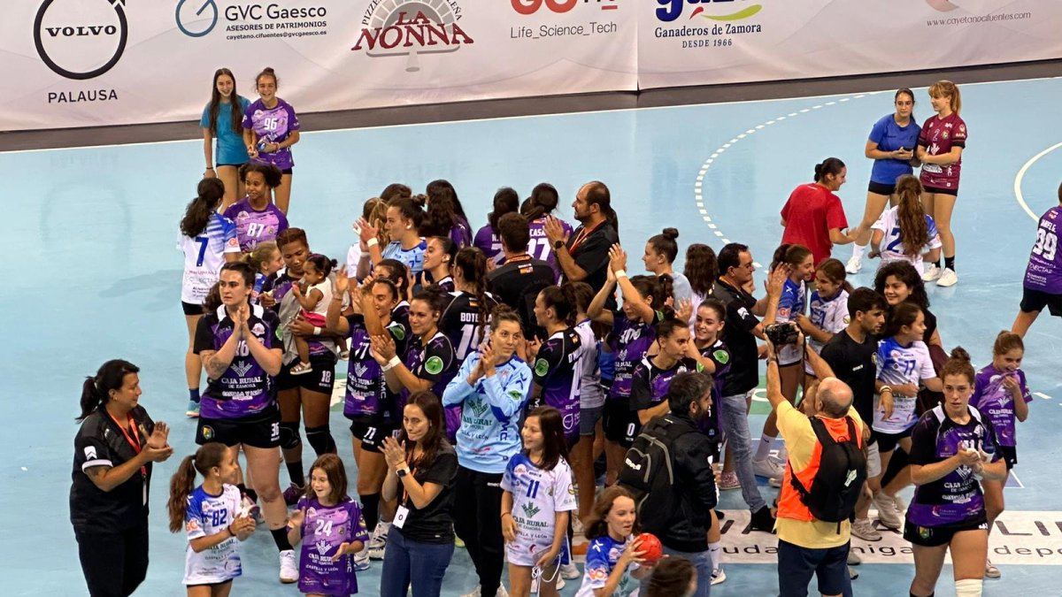 Jugadoras del primer equipo y de la cantera tras un partido a pie de pista de esta temporada.