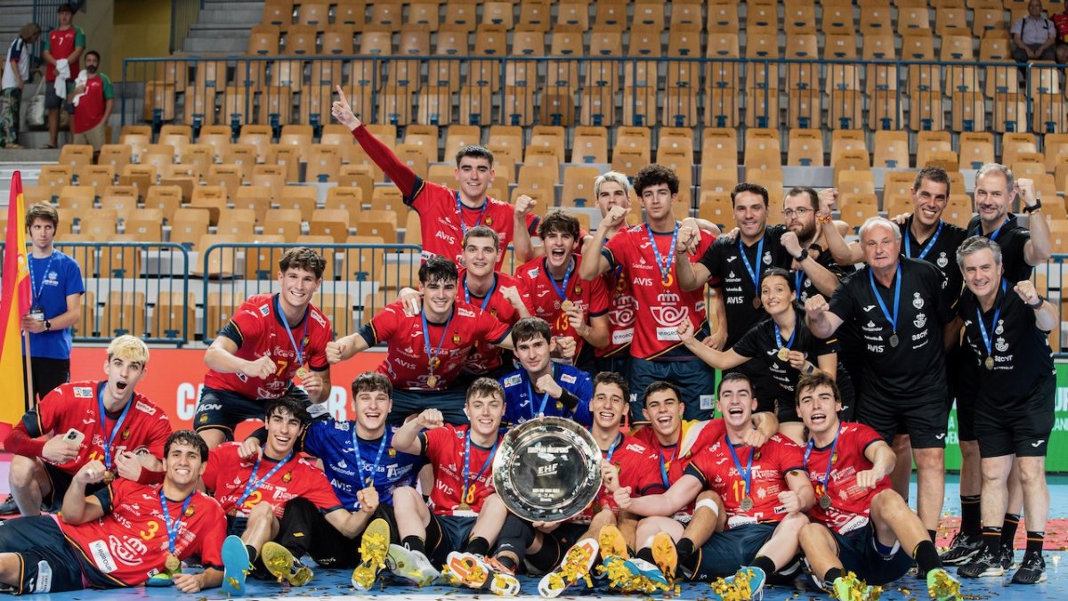 La selección española júnior, con los vallisoletanos Pablo Herrero y Álvaro Pérez, tras proclamarse campeones de Europa  de la categoría celebrado en Eslovenia.