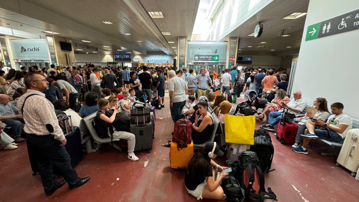 La gente esperando en la estación Madrid Chamartín-Clara Campoamor