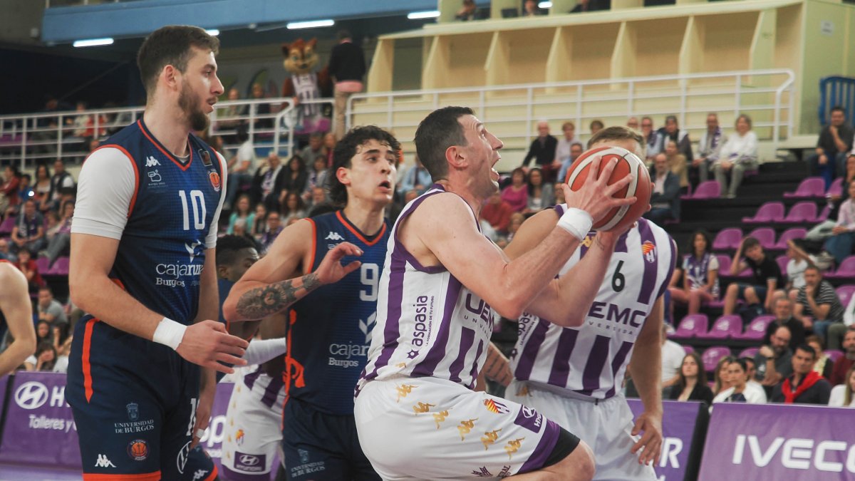 Imagen del derbi disputado por el UEMC Real Valladolid la pasada campaña ante Tizona de Burgos.