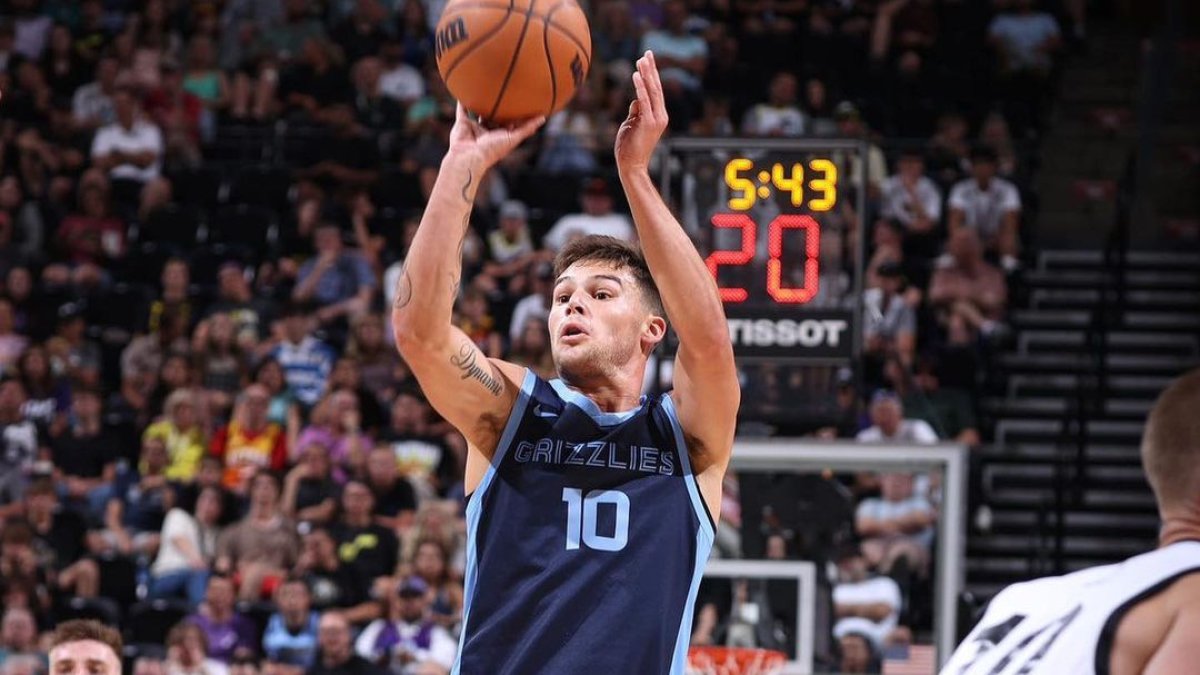 Nathan Hoover, con la camiseta de los Memphis Grizzlies disputando el pasado verano  la NBA Summer League.