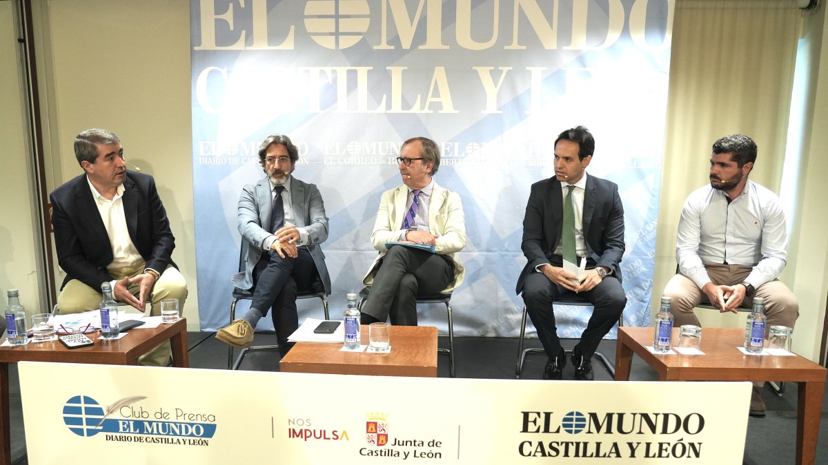 El director Pablo Lago y los ponentes en el foro de Turismo Interior.