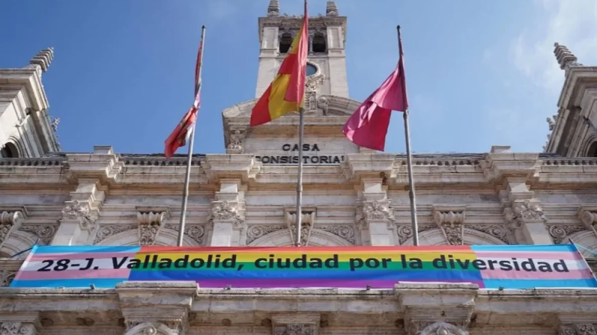 Bandera del orgullo gay en el balcón del edificio consistorial de Valladolid el 28 de junio de 2022.