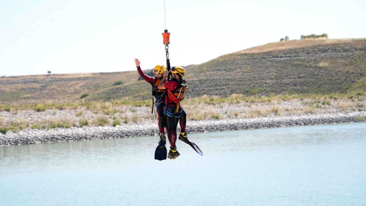 El Grupo de Rescate y Salvamento de la Junta de Castilla y León (GRS) realiza una práctica de rescate acuático en el embalse de Valdemudarra, en Valladolid.