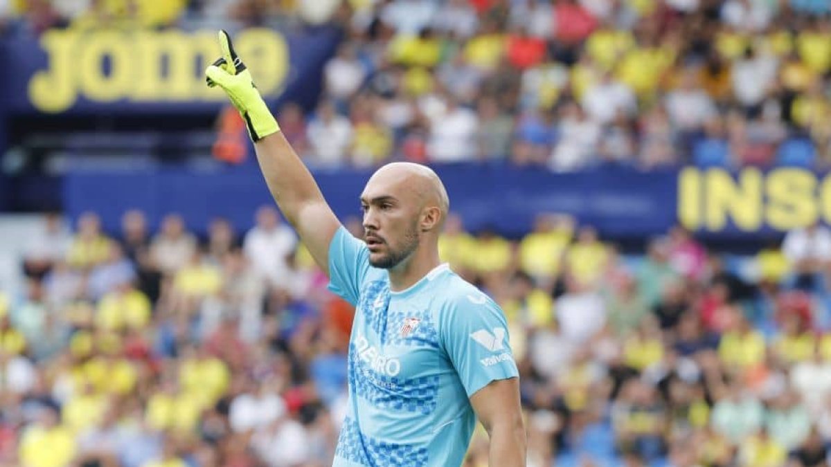 Dmitrovic durante un partido con el Sevilla ante el Villarreal