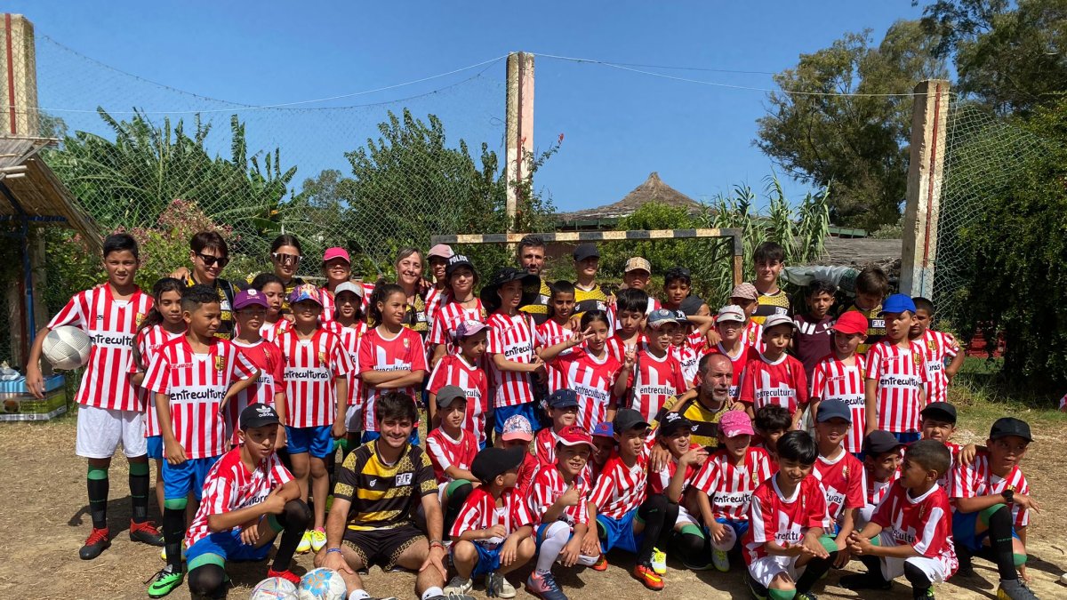 Las dos familias vallisoletanas voluntarias  junto a los niños de la Asociación Darna en Marruecos.