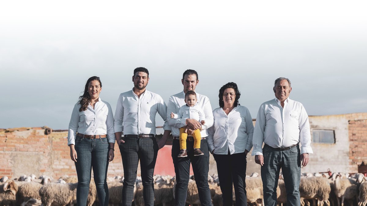 Foto de la familia Escarda al completo. De izqda. a dcha. Valeria, Roberto, Yayo, Mª José Pedriza (madre), y Eulalio.