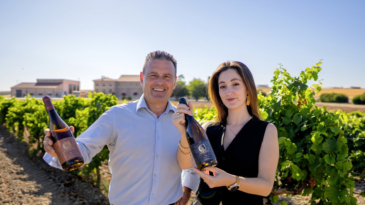 Naiara Bonet Galdeano, directora de comunicación de la bodega, junto a Ventura Hernández, responsable comercial de Castelo de Medina.