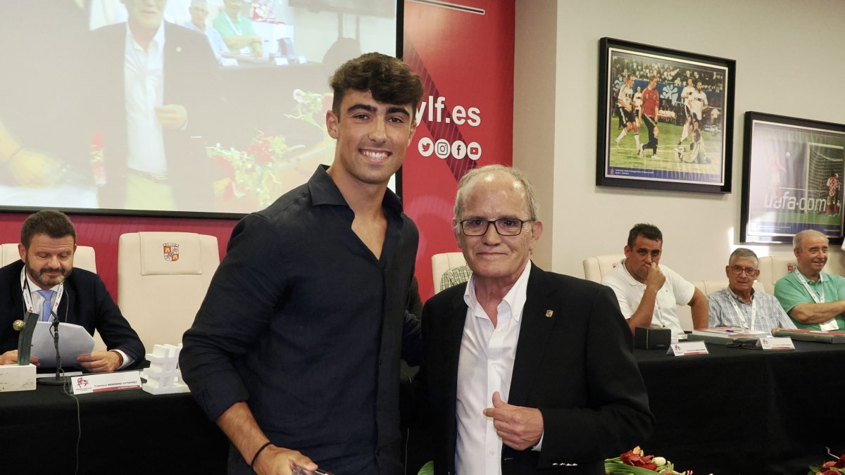 Aceves recoge el galardón de la mano de Marcelino Maté