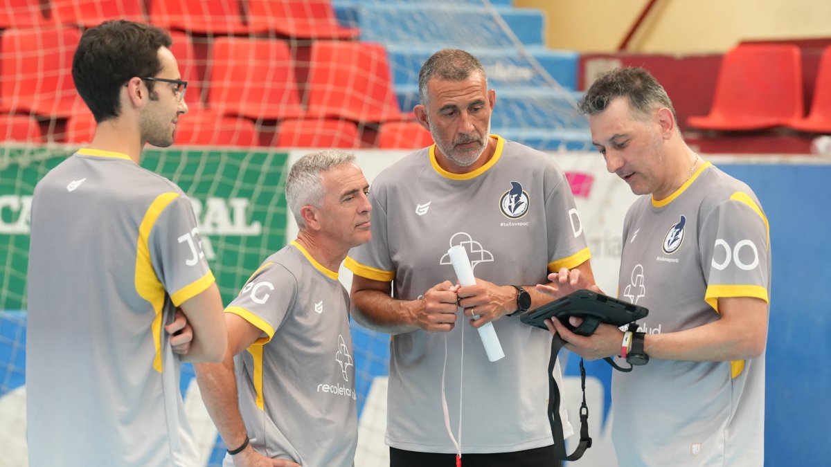 David Pisonero durante una de las primeras sesiones de entrenamiento junto a sus ayudantes