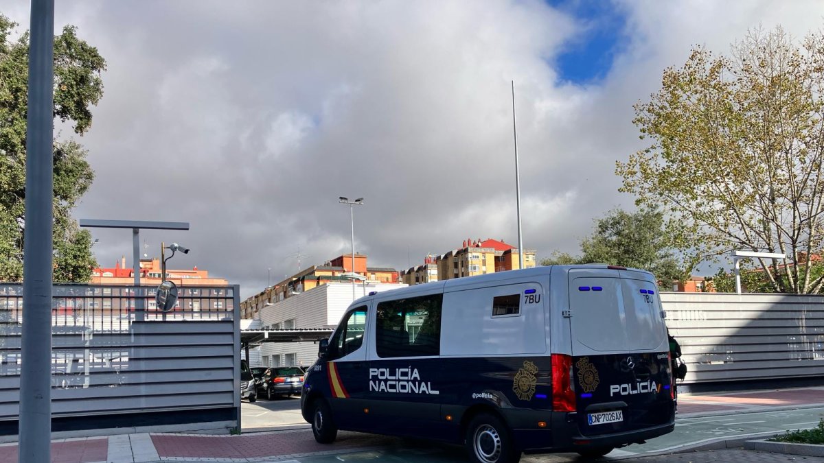 Un furgón de la Policía Nacional accede a la comisaría de Delicias de Valladolid.