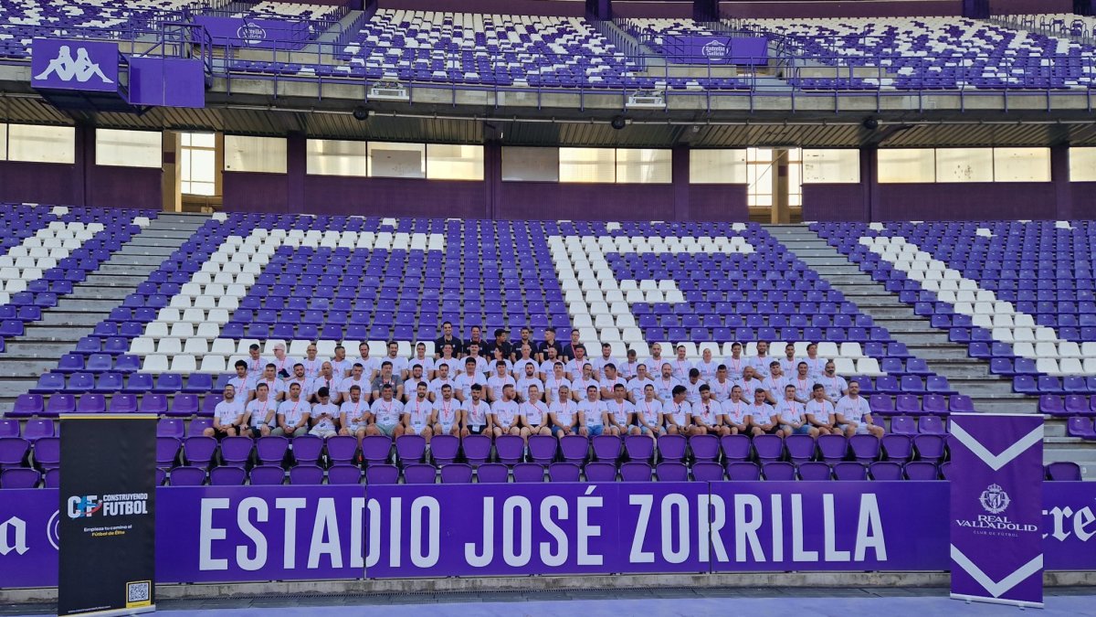 Asistentes al Congreso en las gradas del estadio