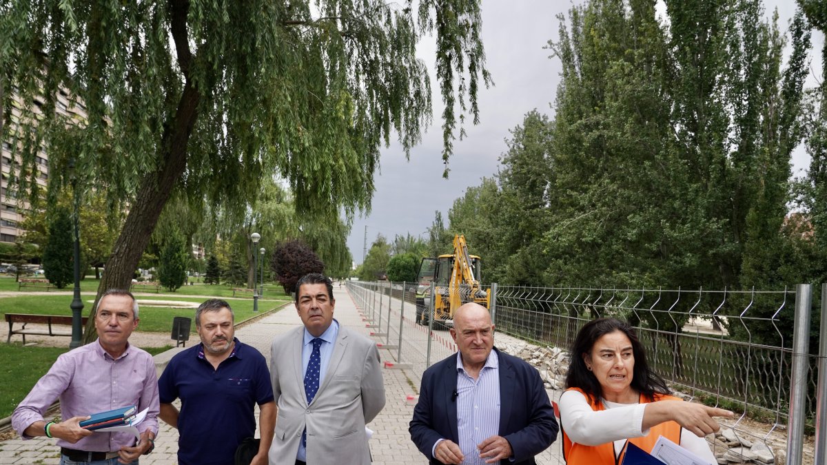 El alcalde de Valladolid, Jesús Julio Carnero, visita las obras del carril bici del paseo de Isabel la Católica