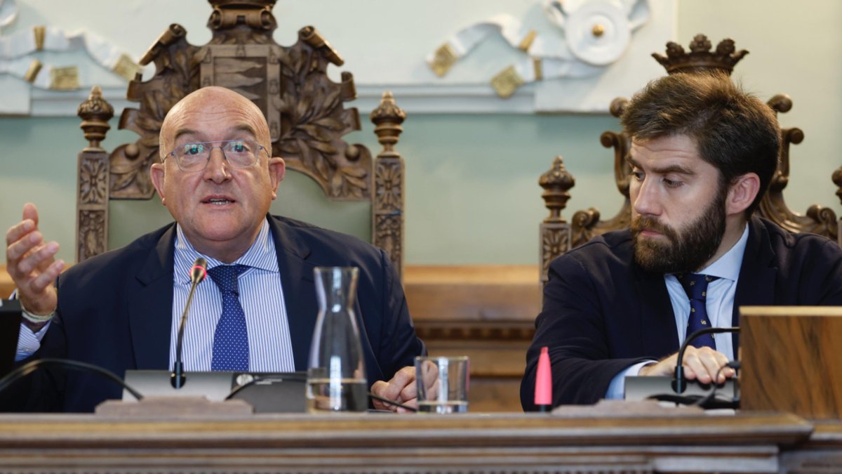 El alcalde, Jesús Julio Carnero, y el  concejal de Hacienda, Francisco Blanco, durante el pleno.