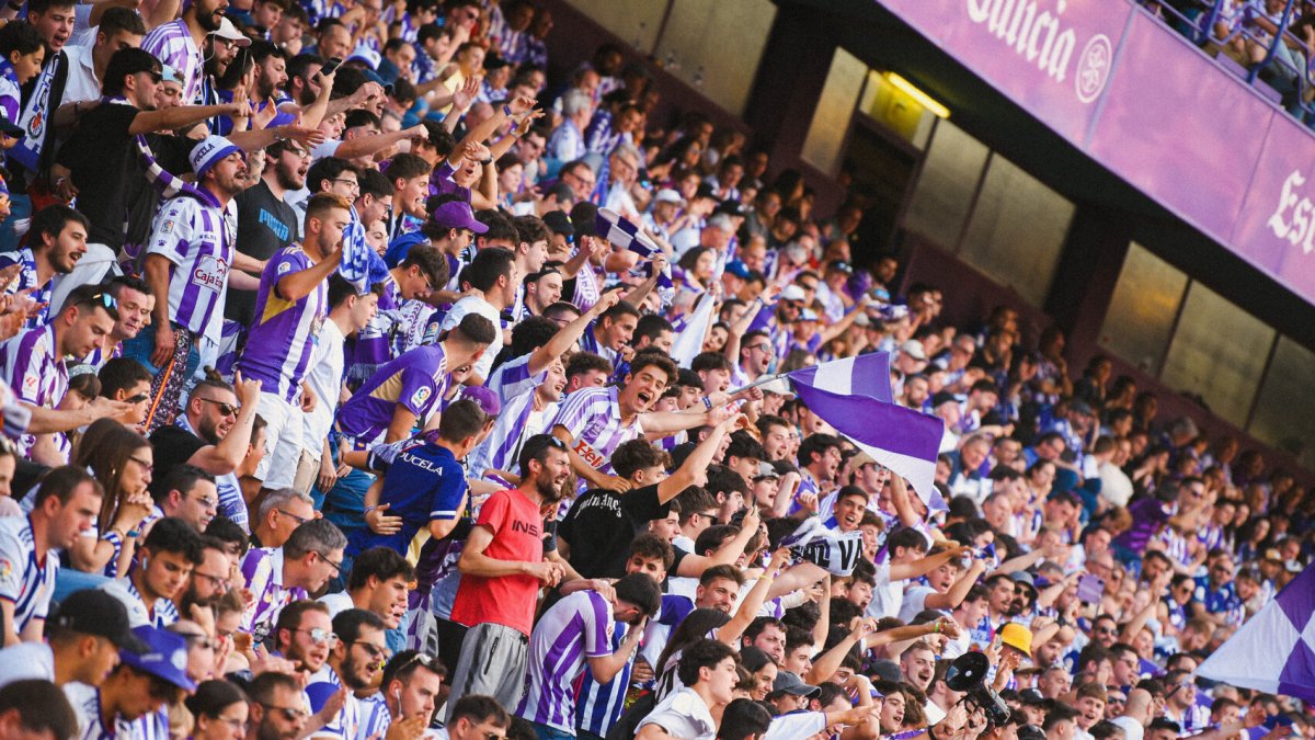 Afición blanquivioleta, el día del ascenso.