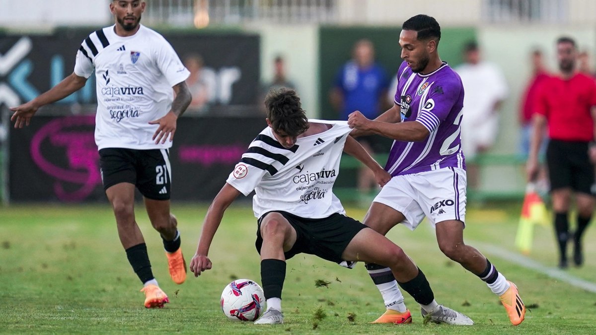 Anuar, durante el amistoso contra el Burgos disputado en Palencia.