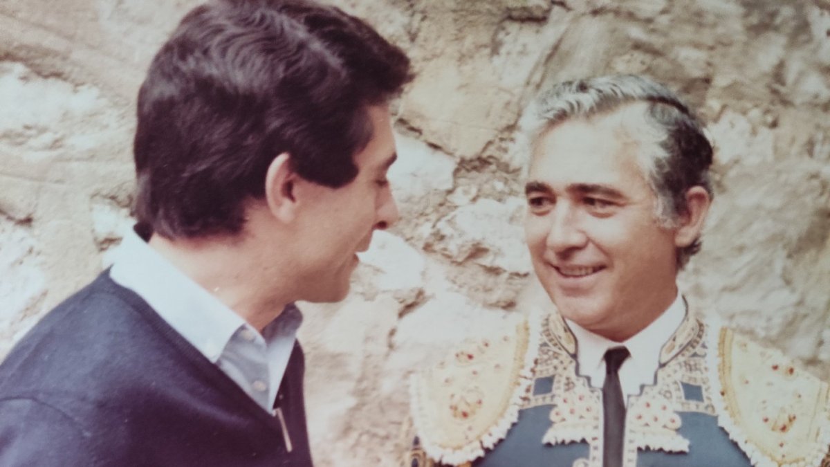 Paco Camino, junto al autor de este artículo en la plaza de toros de Valladolid el día de su definitiva despedida de los ruedos.