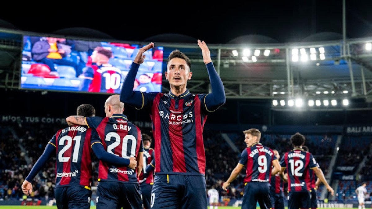 Pablo Martínez celebra un gol con el Levante.