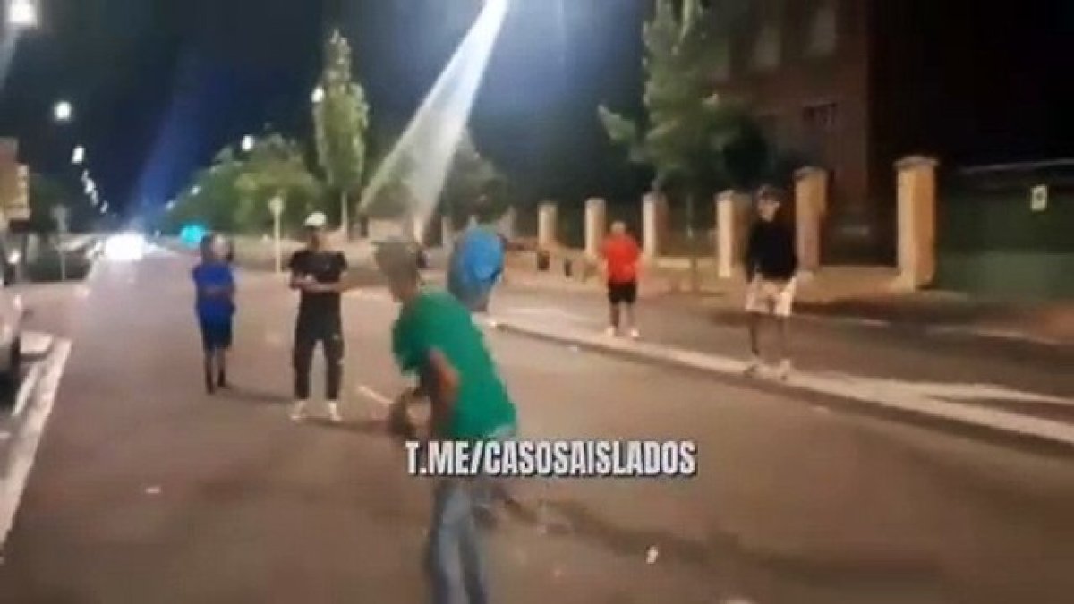 La pelea con cinturones que dio pie a la agresión policial a dos jóvenes en Las Delicias