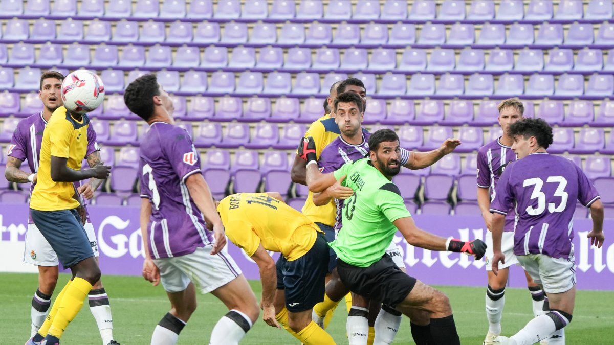 Un balón centrado al área se pasea ante Parente (33) y Torres (3) en boca de gol.