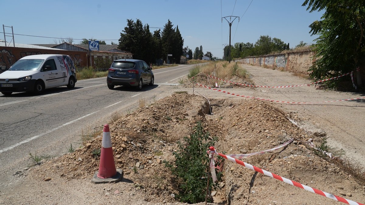 Tramo por el que discurrirá el carril bici y la acera a Simancas, con las obras ahora paradas.