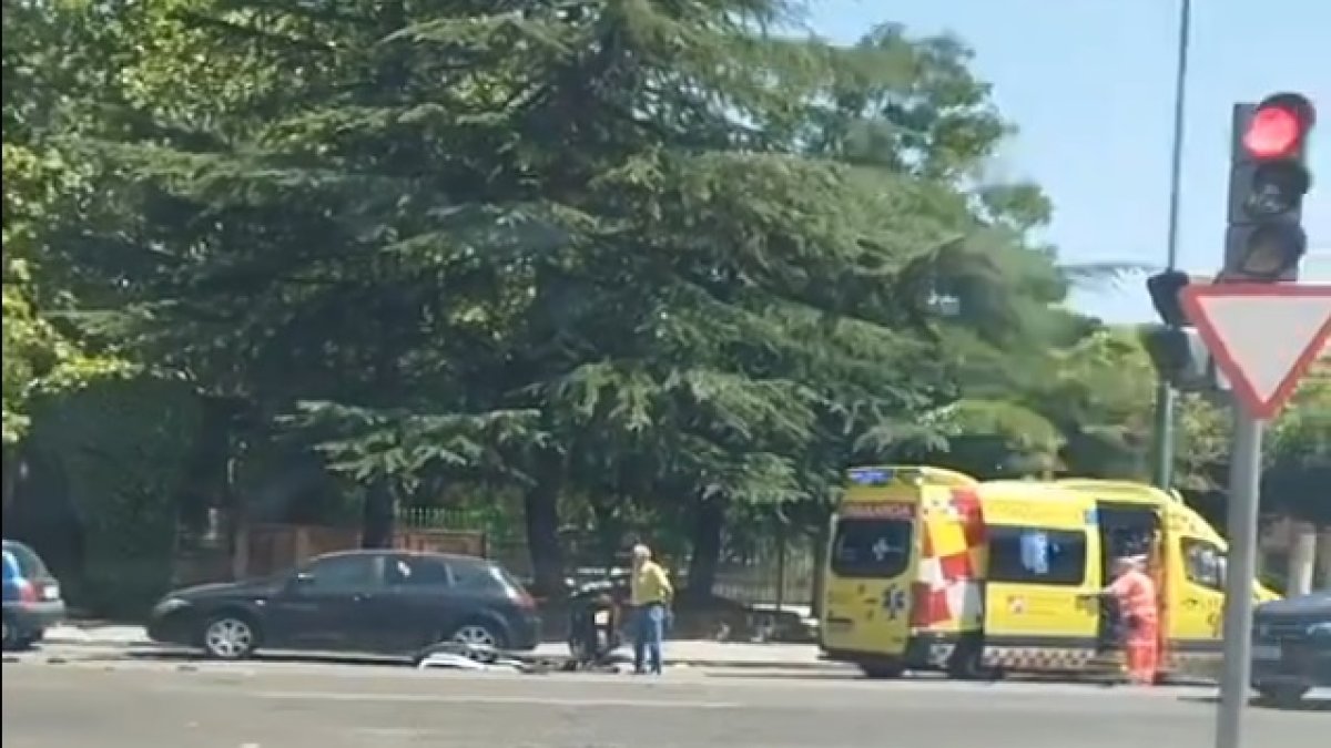 Imagen de los momentos posteriores a la colisión entre el turismo y la ambulancia en el paseo Juan Carlos I de Valladolid.