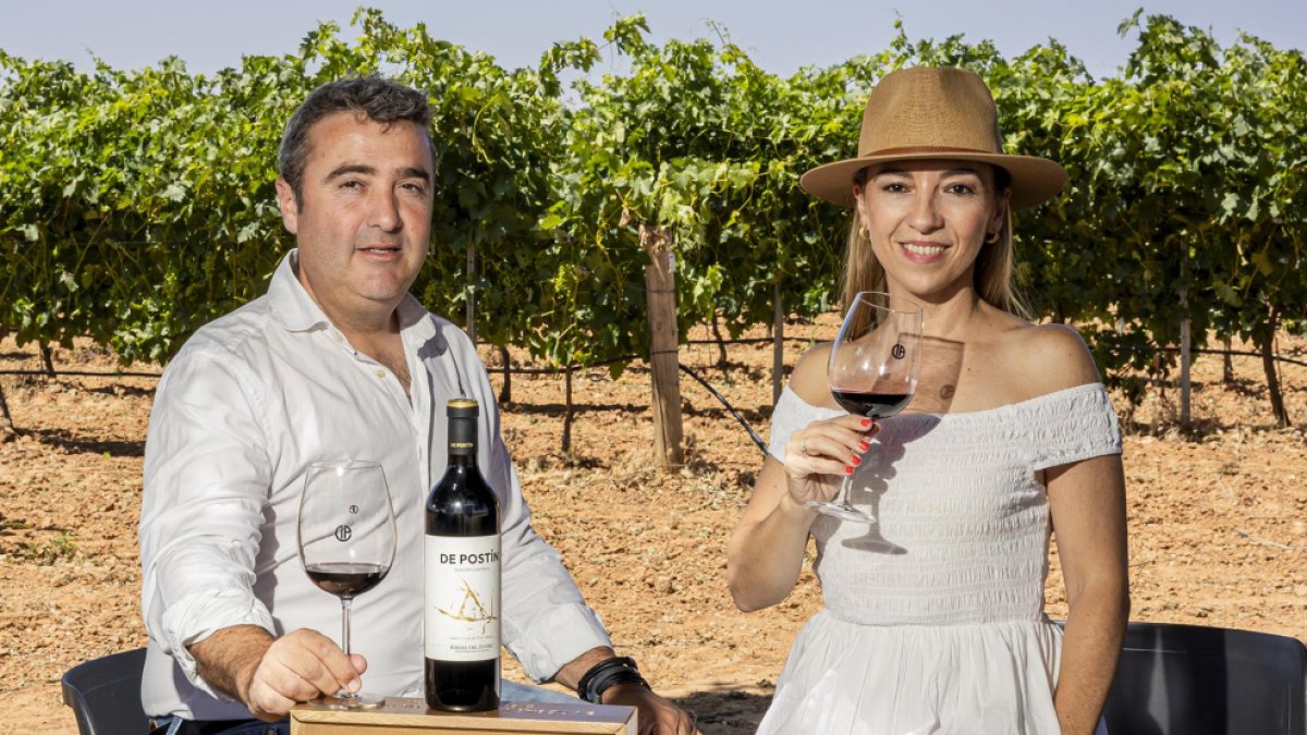 Agustín y Marta apuestan por el vino surgido de una finca histórica, pero también de una vía para presumir del paisaje, cultura y patrimonio de su tierra