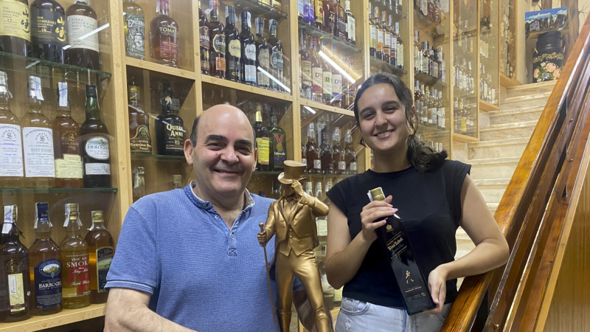 Luis Vara y su hija Natalia posan con la silueta de Johnnie Walker en un rincón del Museo del Whisky en Pobladura del Valle. /Introduzca texto aquí