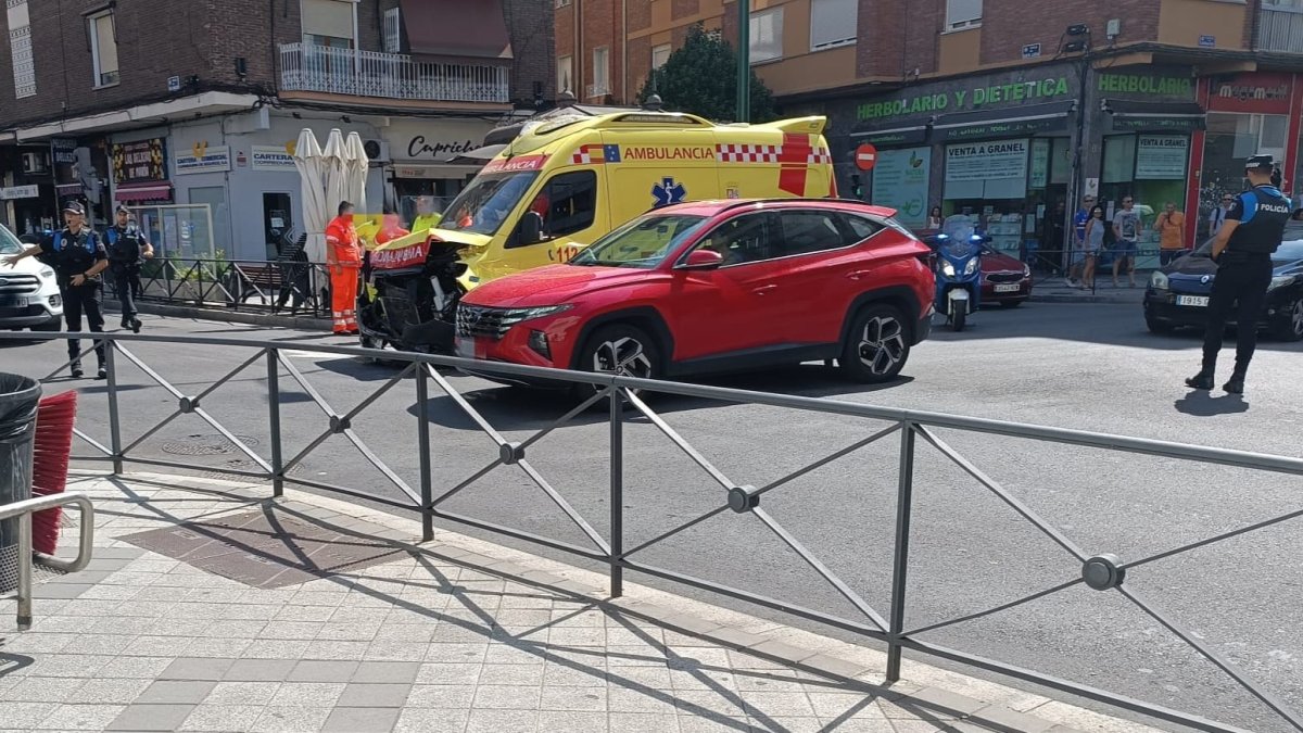 Estado en el que quedó la ambulancia tras el coque con una grúa en Don Sancho con Cervantes