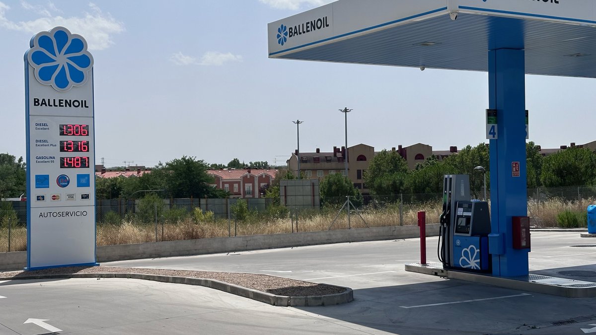 Gasolinera Ballenoil de la calle Santiago López González.