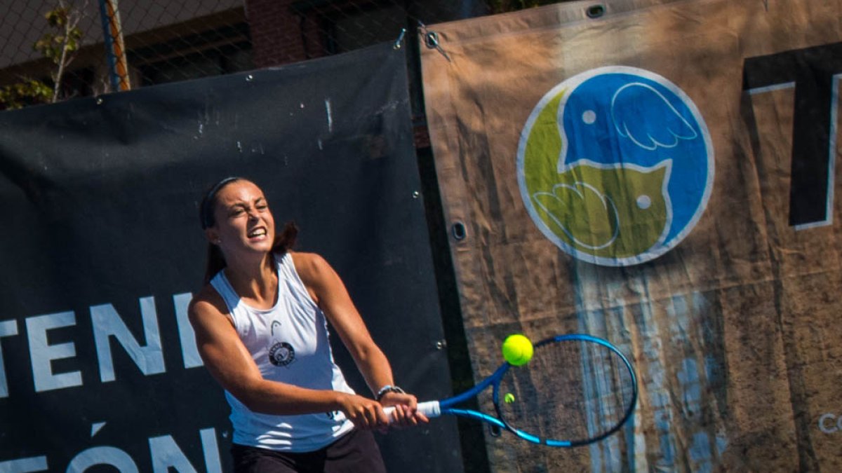 La vallisoletana Claudia Martín devuelve una bola de revés durante la final.