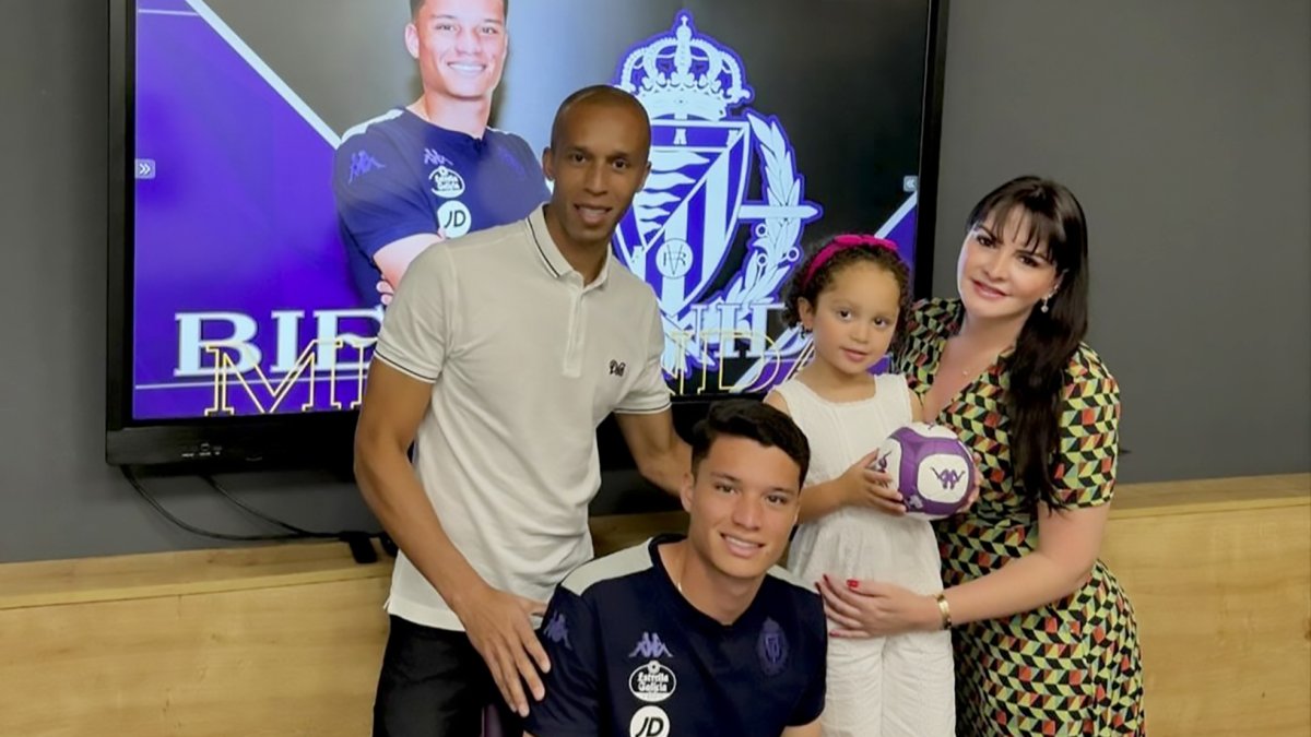 Joao Vitor firma por el Real Valladolid, ante su padre (Miranda), su madre y su hermana.