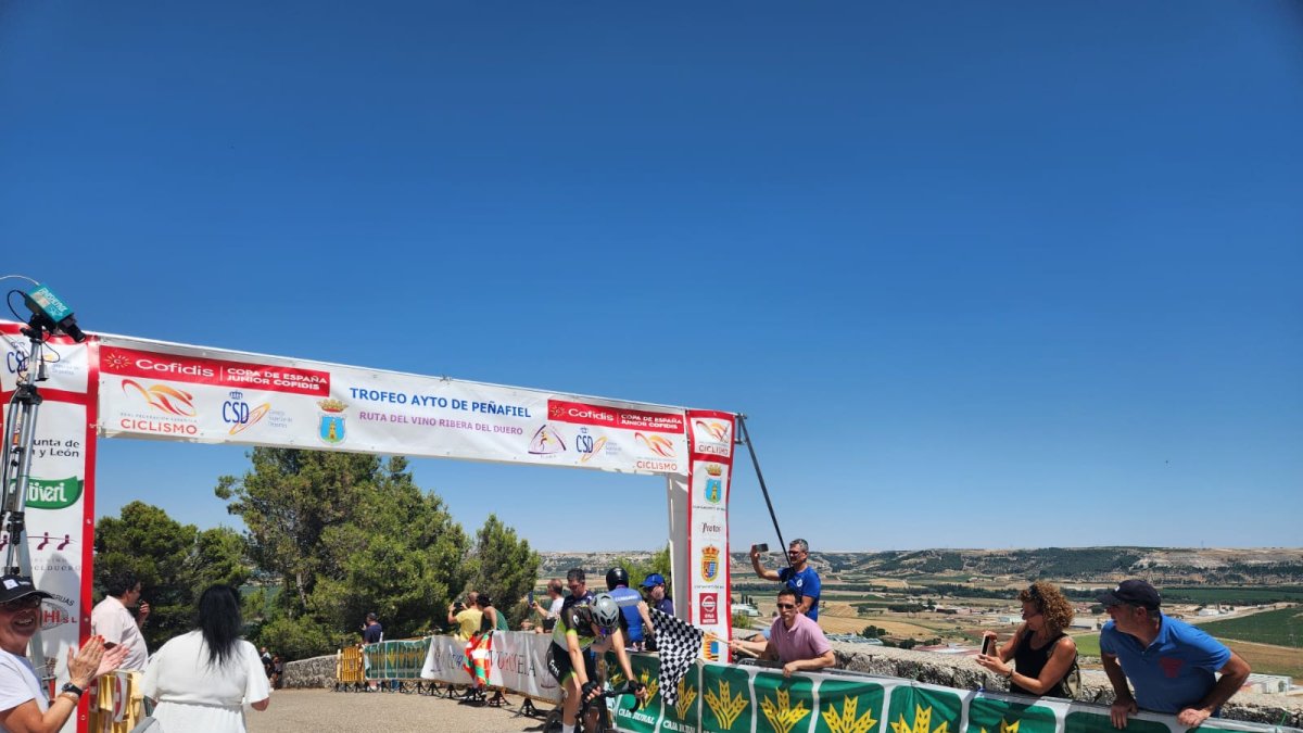 Javier Cubillas traspasa la línea de meta, al lado del castillo de Peñafiel.