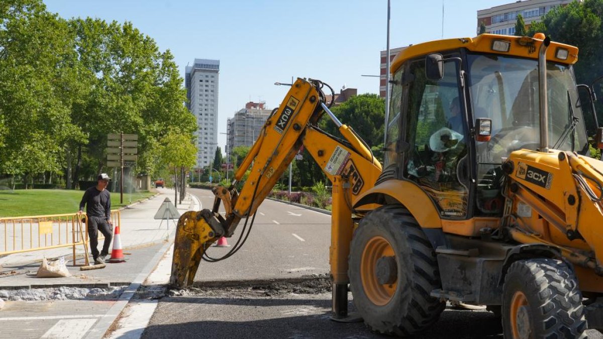 Corte de tráfico en la avenida de Salamanca por las obras de la red de calor.