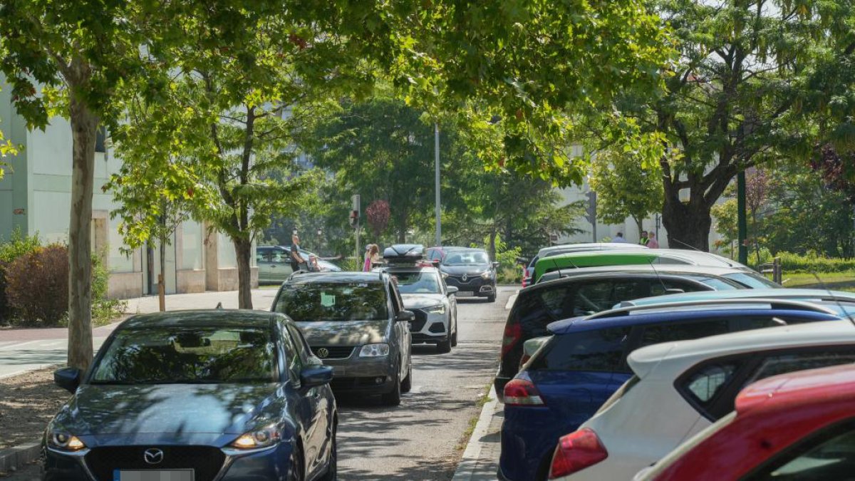 Vehículos circulando por el desvío a la calle Eras debido al corte de la avenida de Salamanca