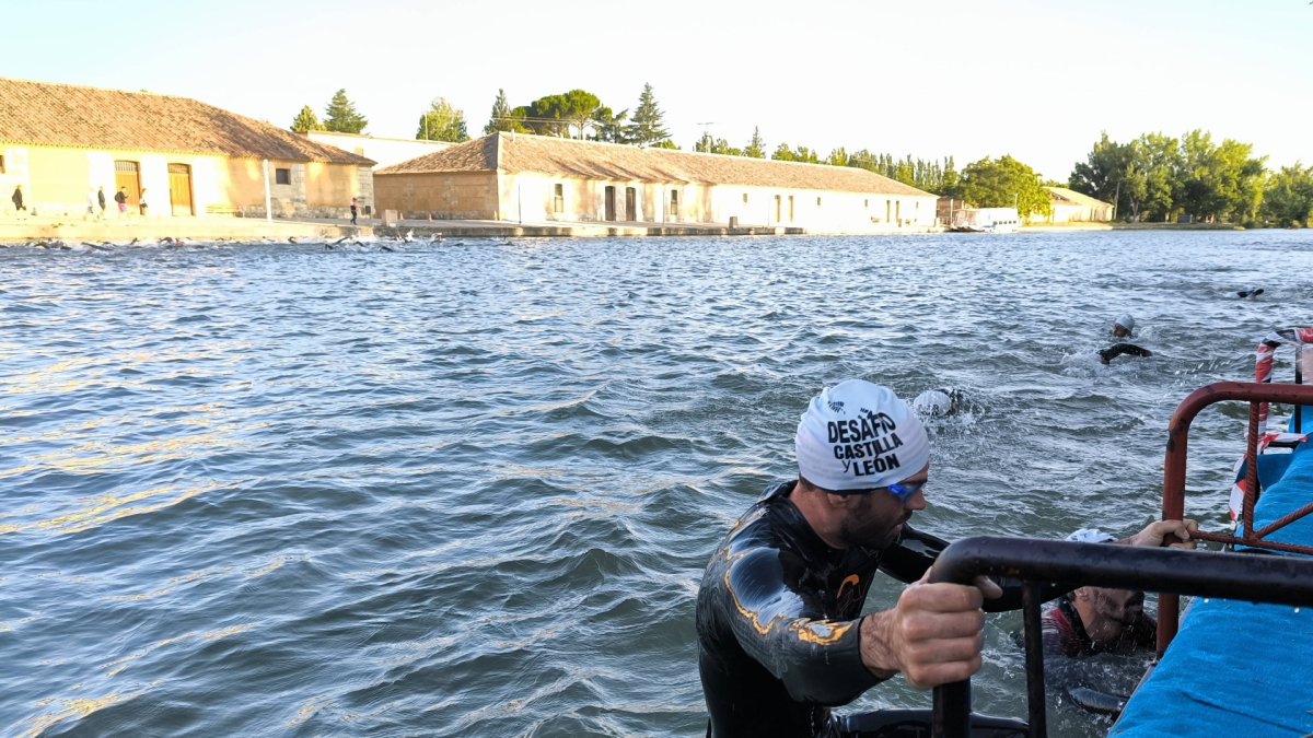 Salida del segmento de natación, en la dársena del Canal de Castilla.