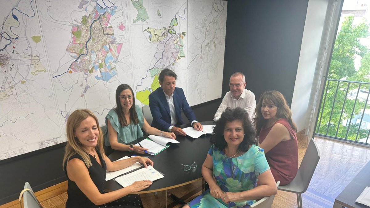 Momento la firma de la cesión entre el Ayuntamiento y Autismo Valladolid