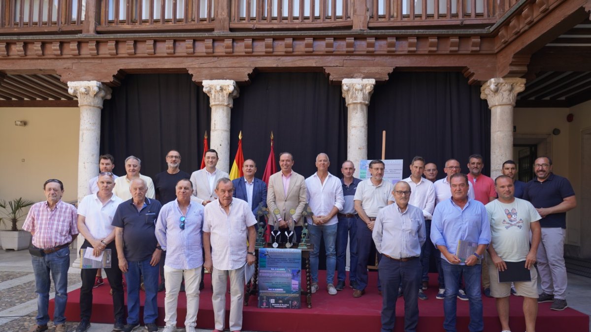 Foto de familia de dirigentes de clubes y autoridades provinciales.