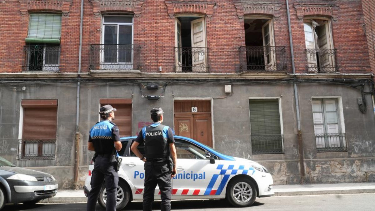 Vigilancia policial frente al edificio okupado en el número 6 de la calle Asunción.