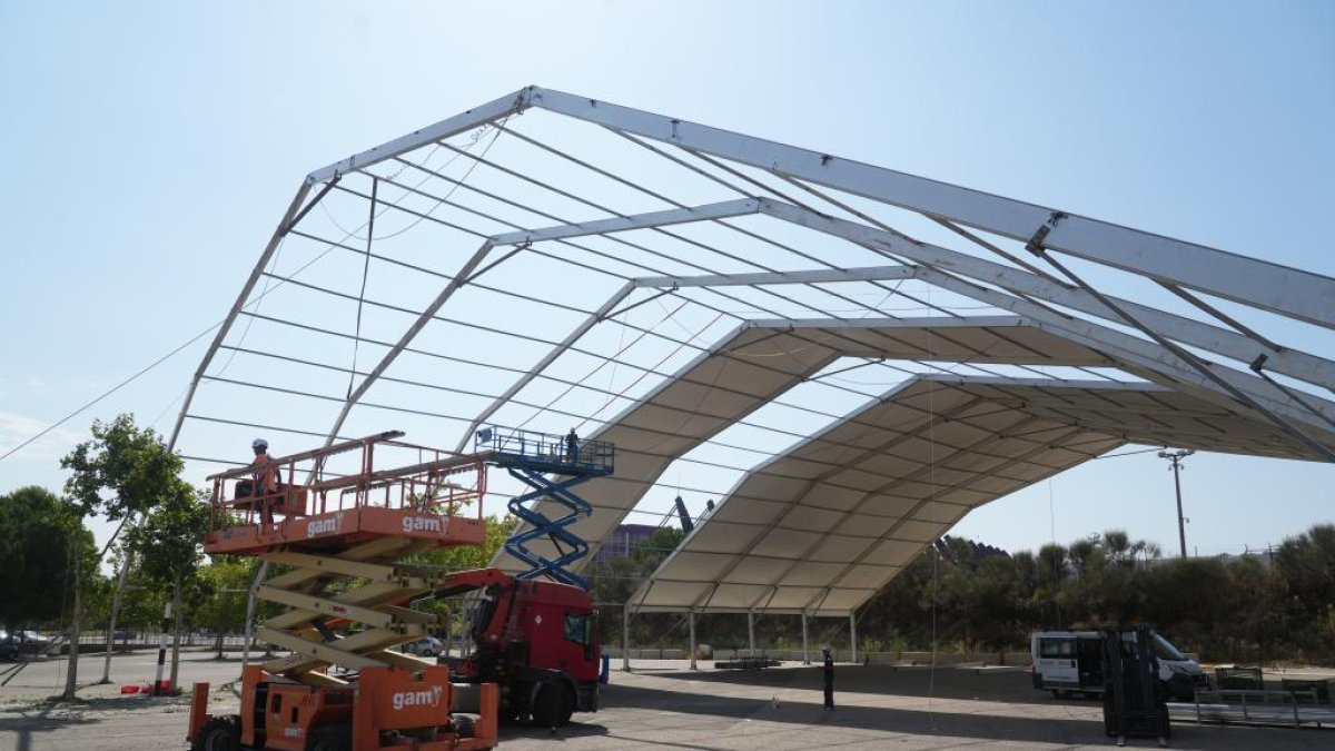 Instalación de la carpa para acoger las casetas de la Feria del Folklore y Gastronomía